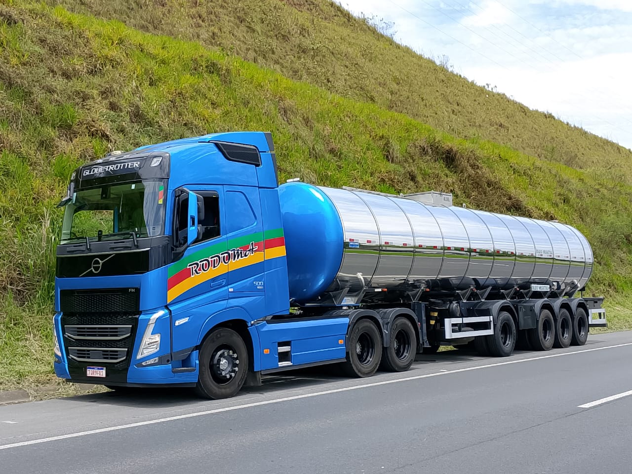 Caminhão tanque azul RODOMA em rodovia