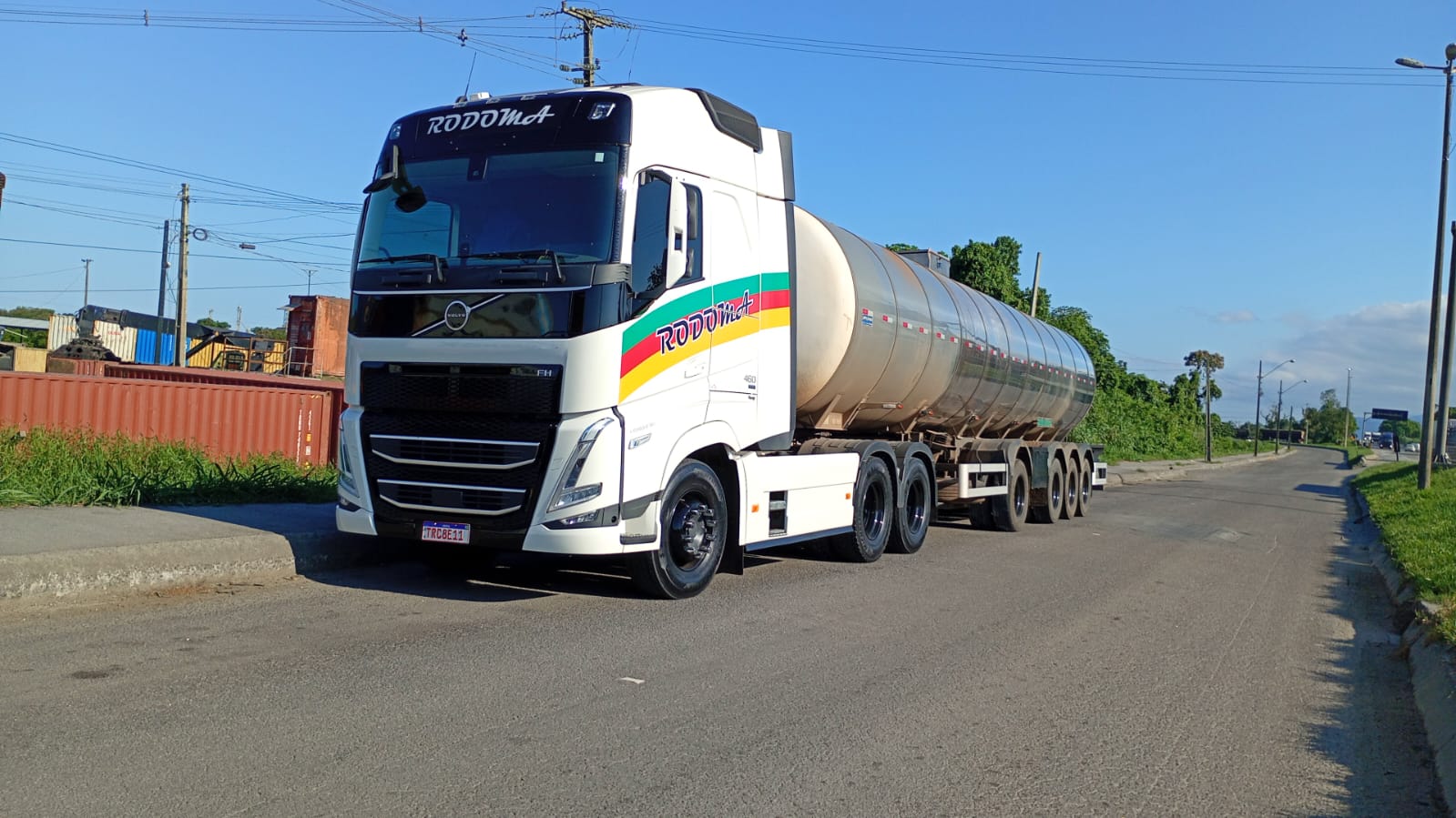Caminhão tanque RODOMA em operação na estrada