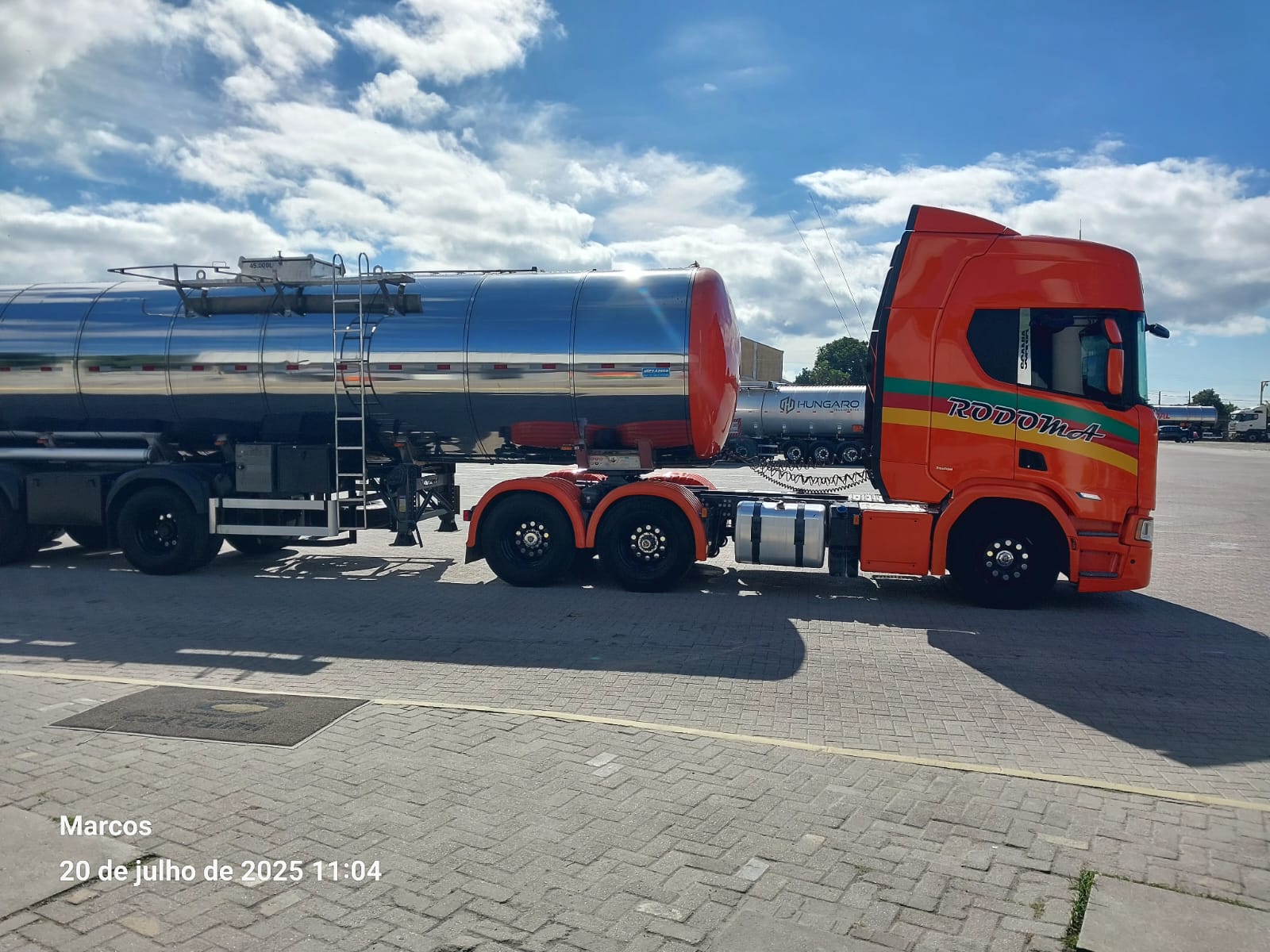 Caminhão RODOMA com carreta em pátio logístico