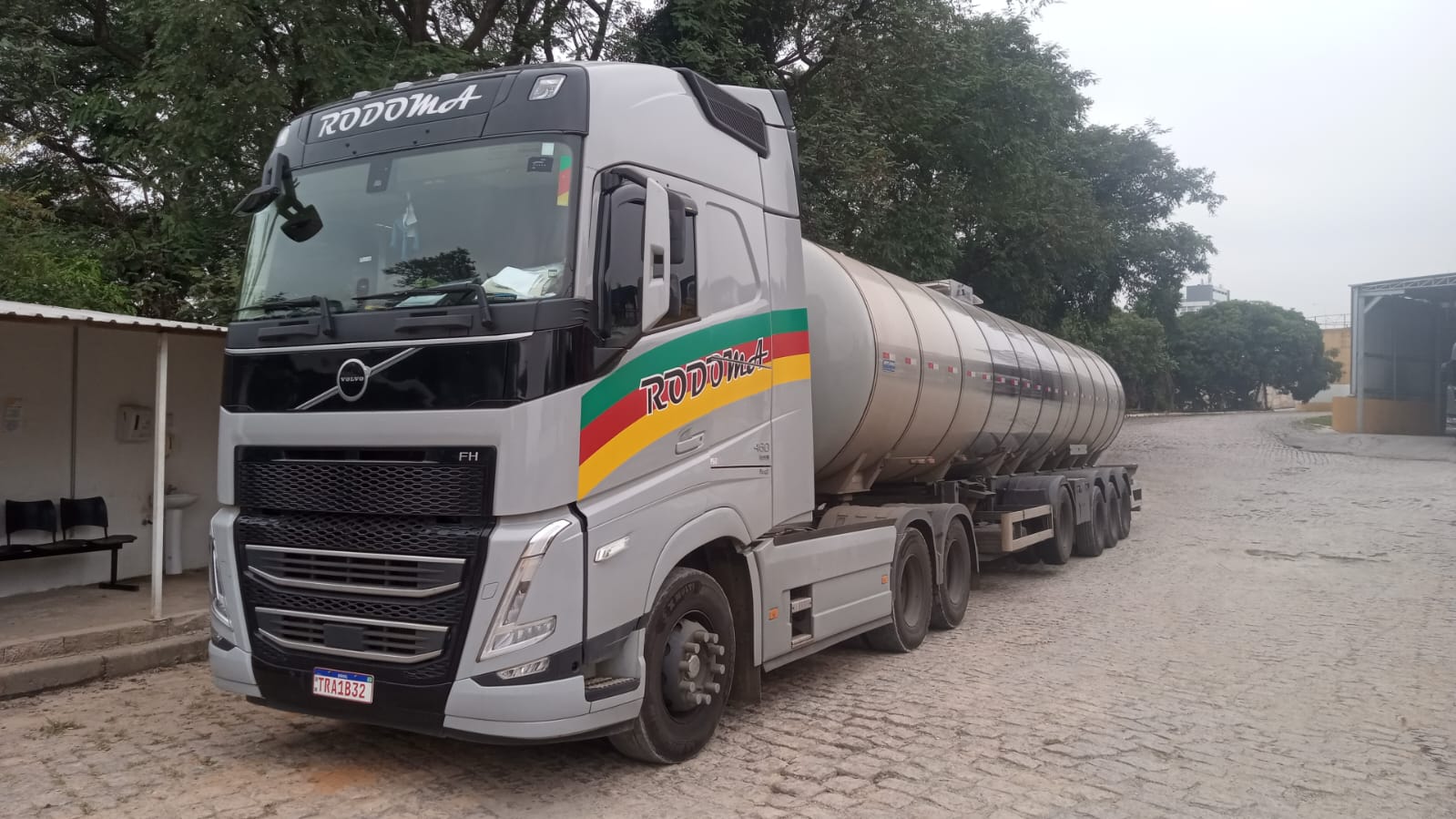 Caminhão tanque RODOMA em via rural