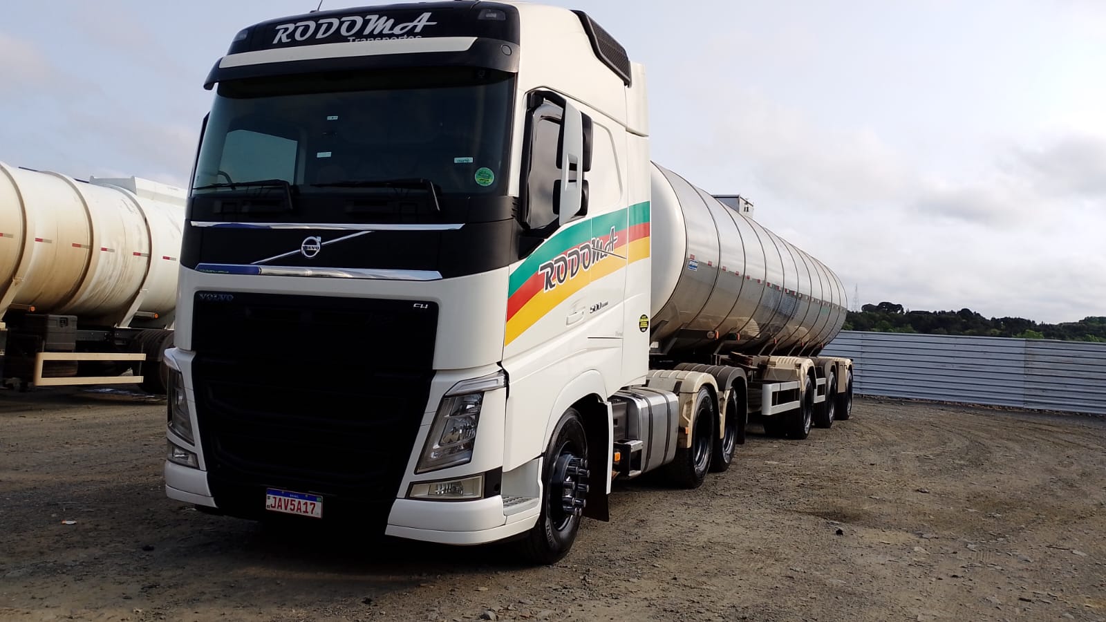 Caminhão tanque RODOMA estacionado no pátio