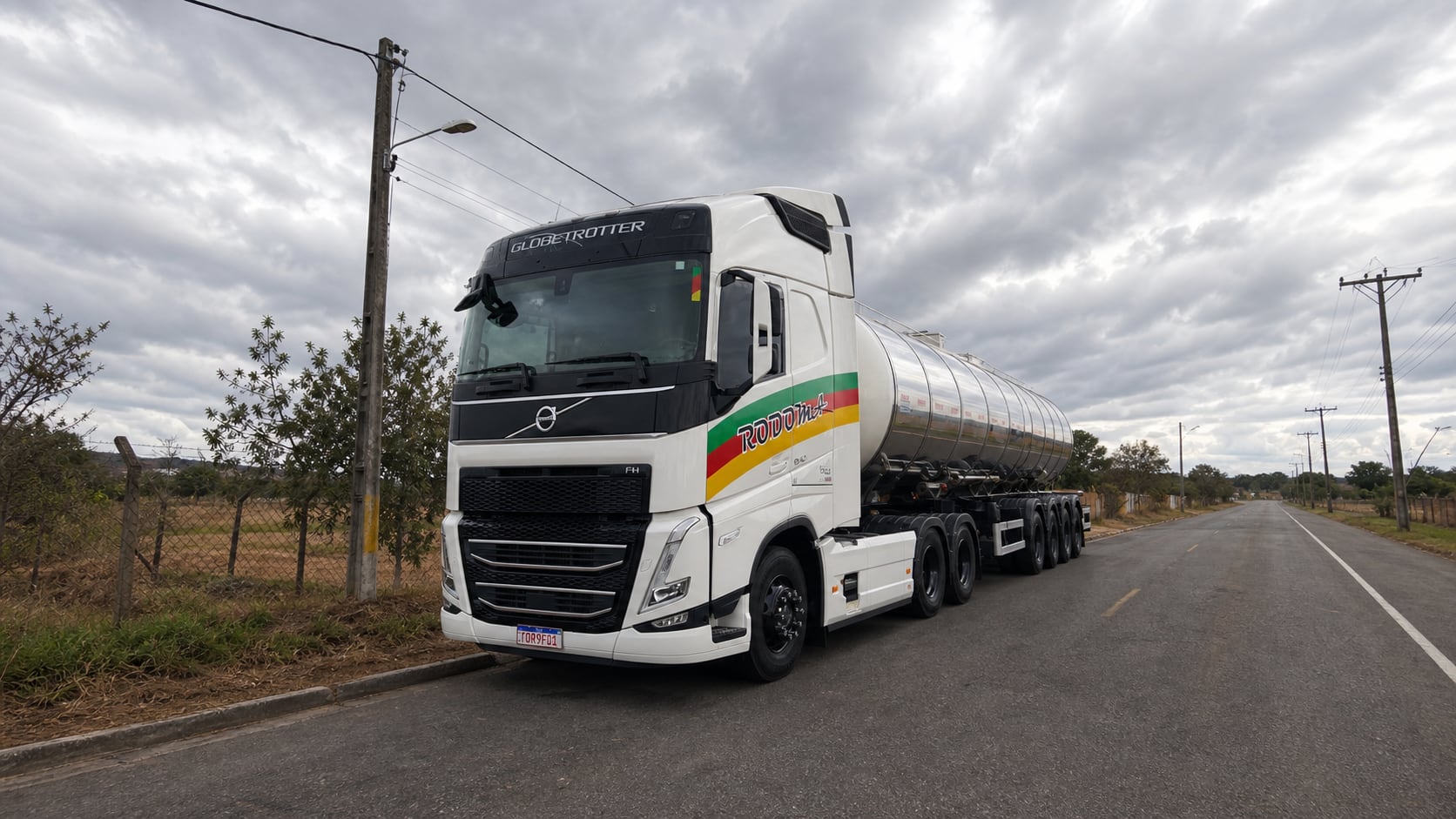 Caminhão RODOMA em rodovia em foto expandida