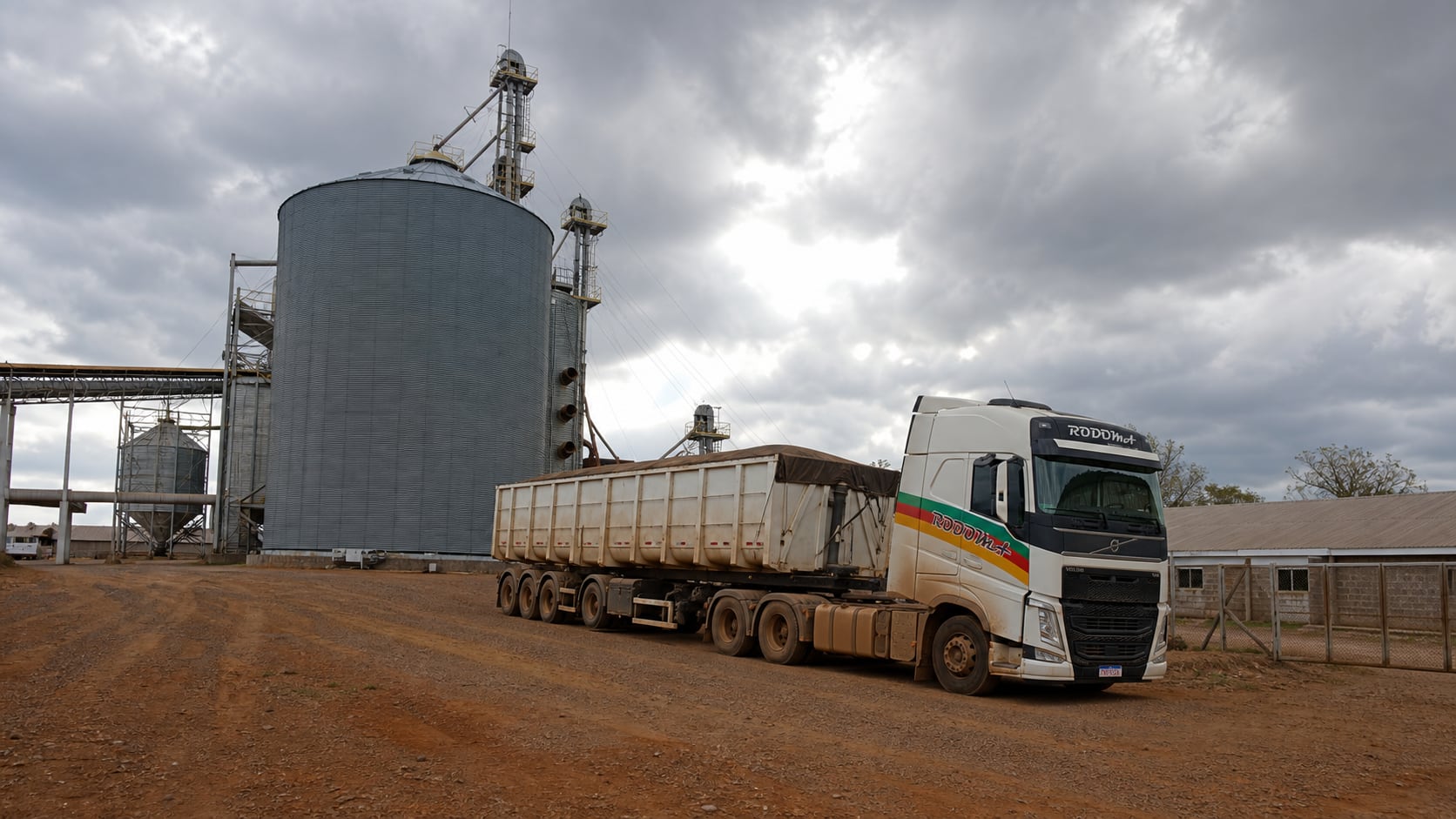 Caminhão RODOMA em operação junto a silo em foto expandida
