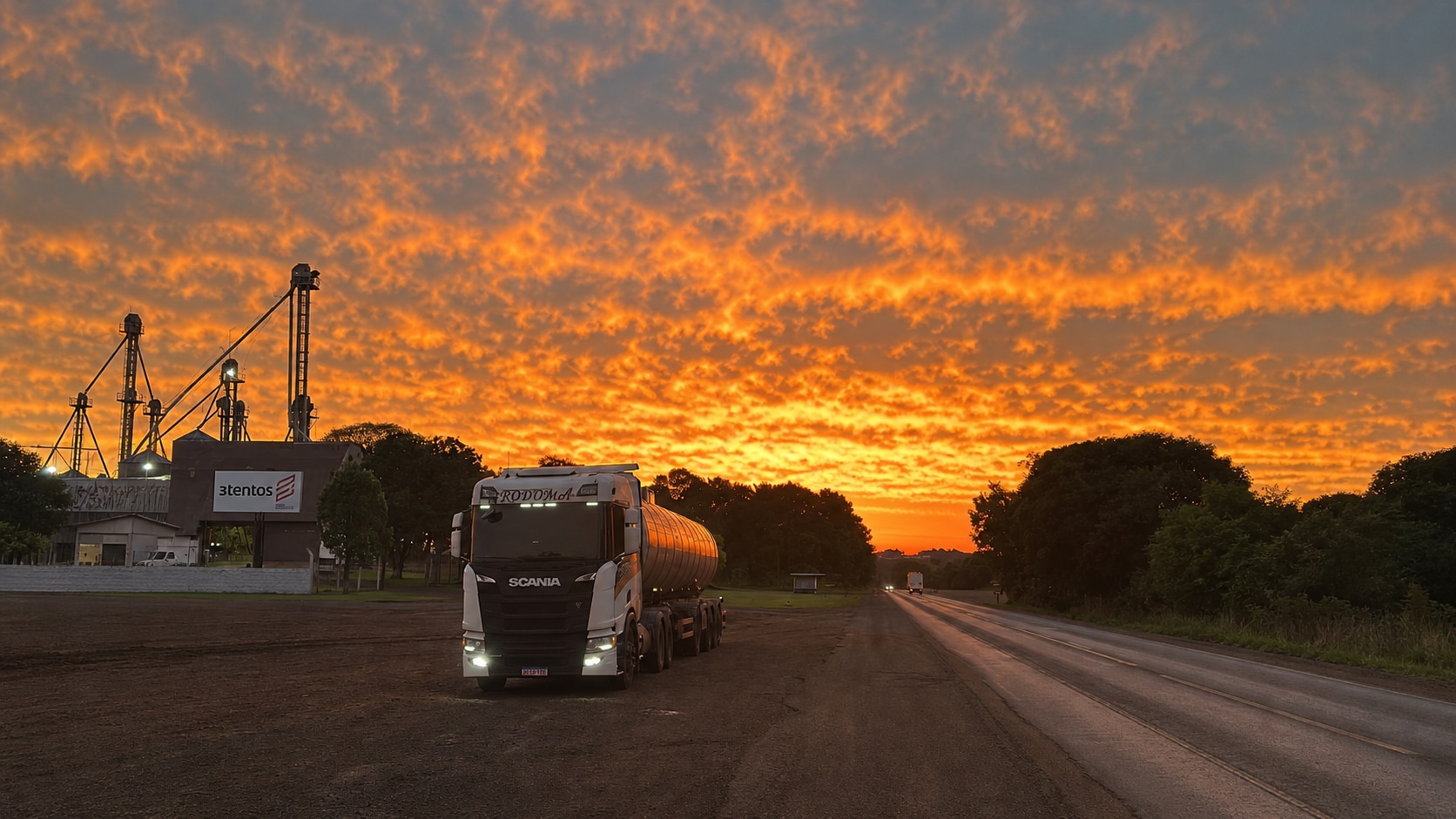 Caminhão RODOMA em rodovia em foto expandida