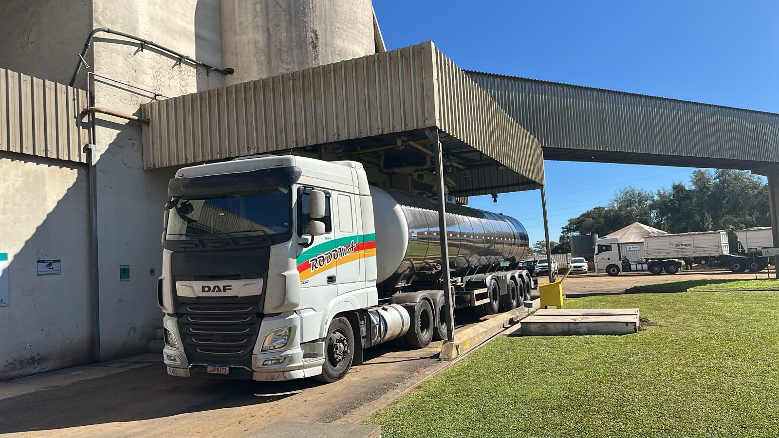 Caminhão RODOMA em rodovia em foto expandida