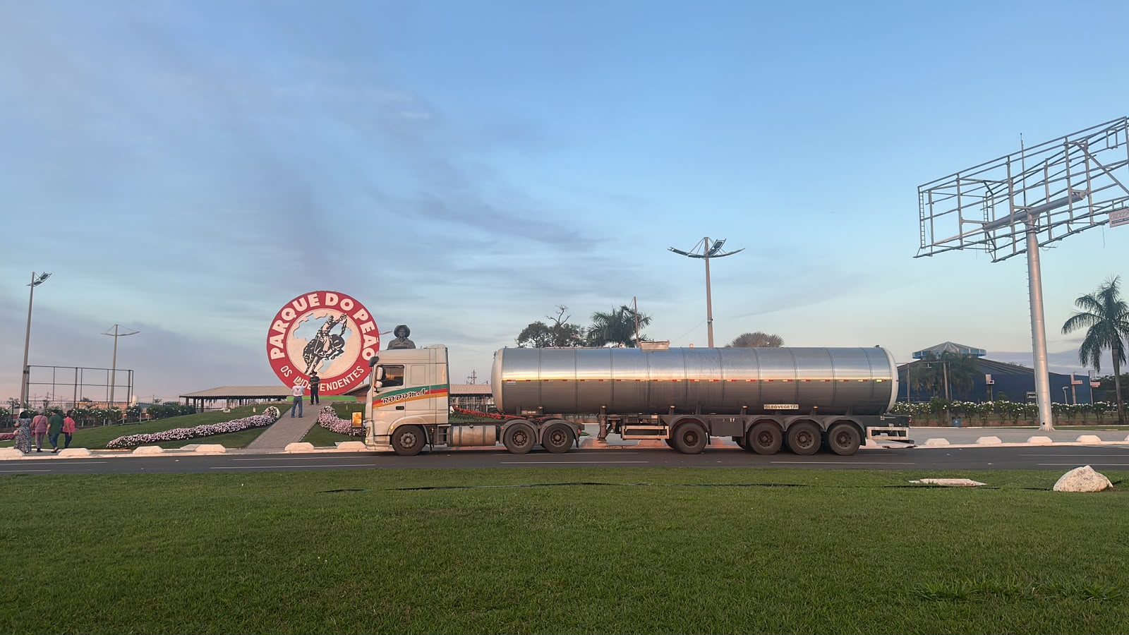 Caminhão RODOMA em rodovia em foto expandida