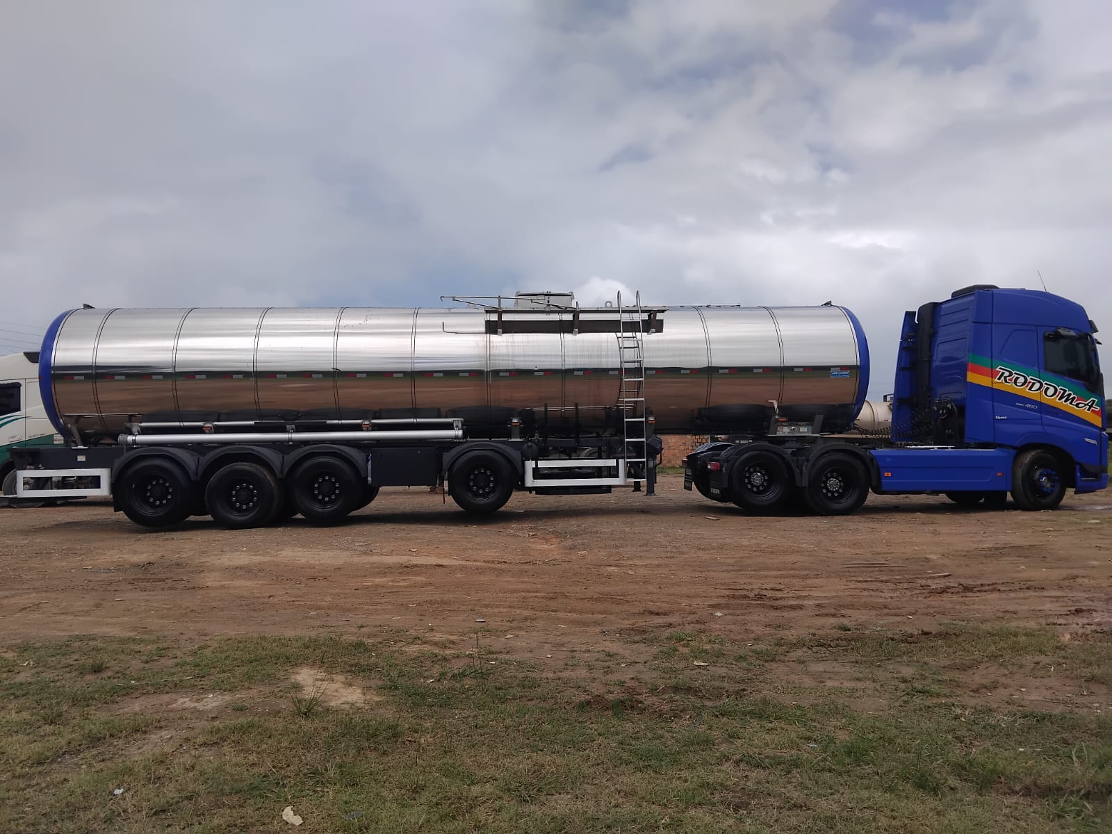 Caminhão RODOMA em rodovia em foto expandida