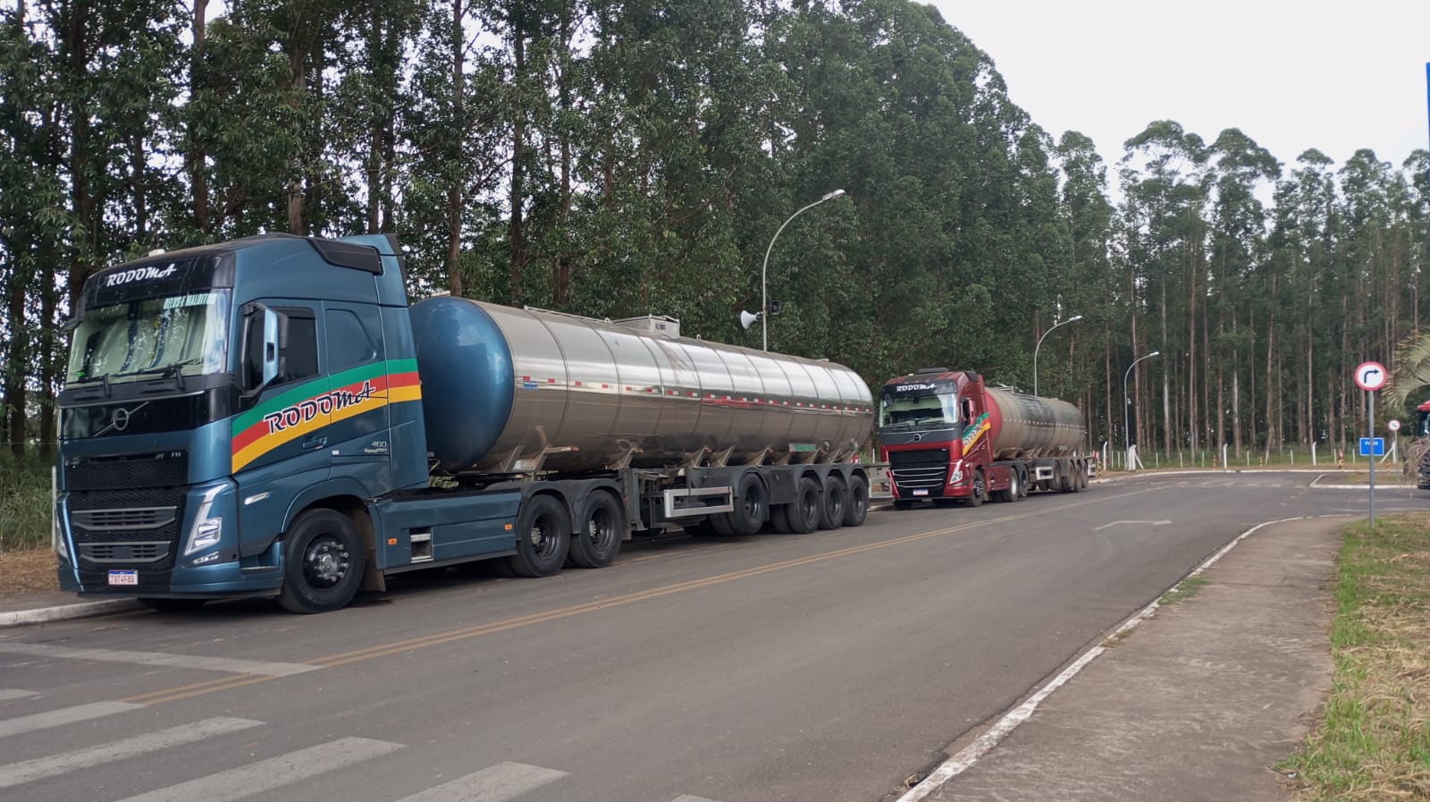 Caminhão RODOMA em rodovia em foto expandida